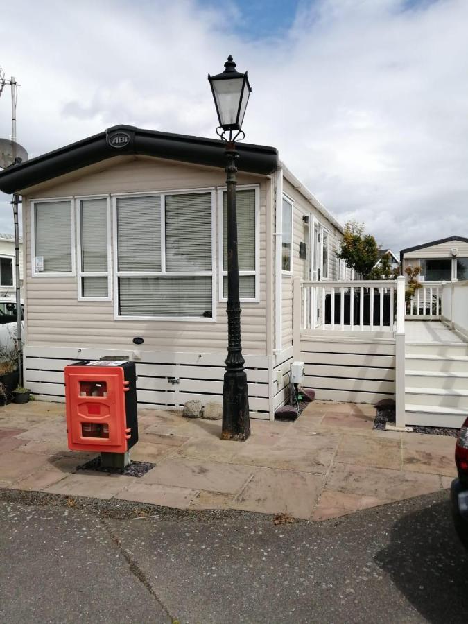 Lovely 6 Berth Caravan With Decking And Wifi In Kent, Ref 47017C Hotel Whitstable Exterior photo