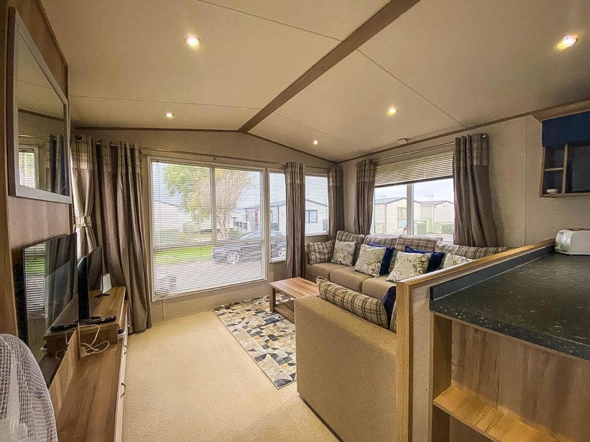 Lovely 6 Berth Caravan With Decking And Wifi In Kent, Ref 47017C Hotel Whitstable Exterior photo