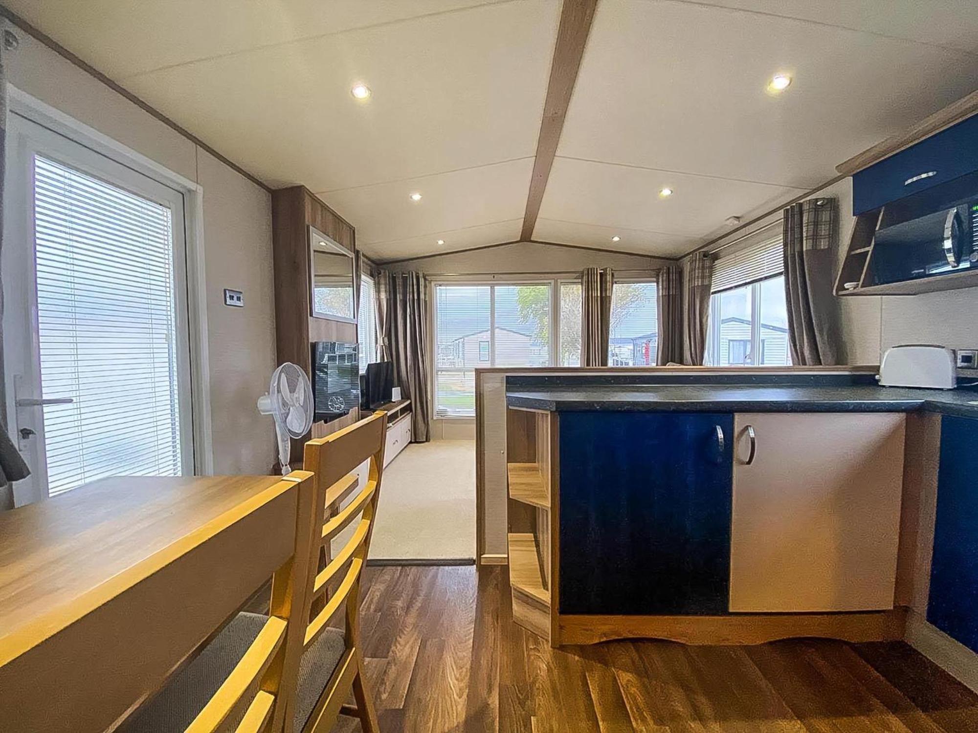 Lovely 6 Berth Caravan With Decking And Wifi In Kent, Ref 47017C Hotel Whitstable Exterior photo