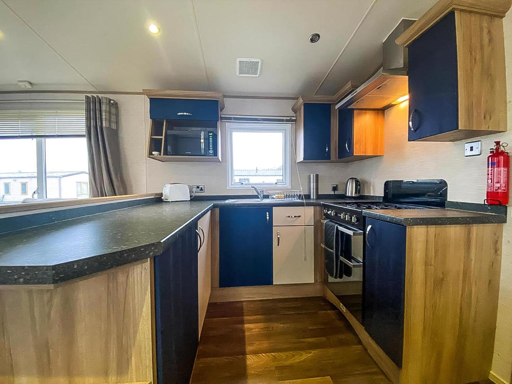 Lovely 6 Berth Caravan With Decking And Wifi In Kent, Ref 47017C Hotel Whitstable Exterior photo