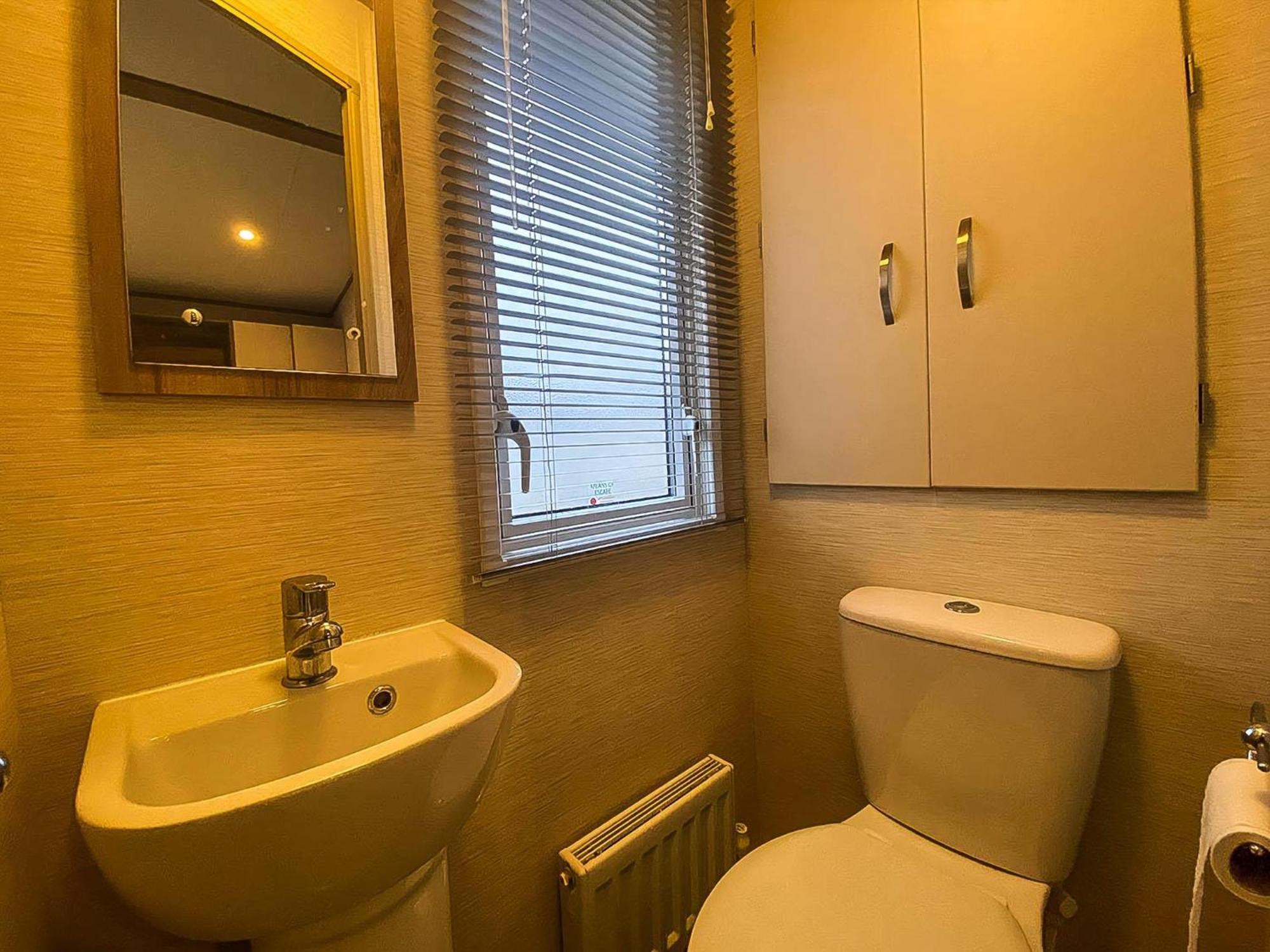 Lovely 6 Berth Caravan With Decking And Wifi In Kent, Ref 47017C Hotel Whitstable Exterior photo