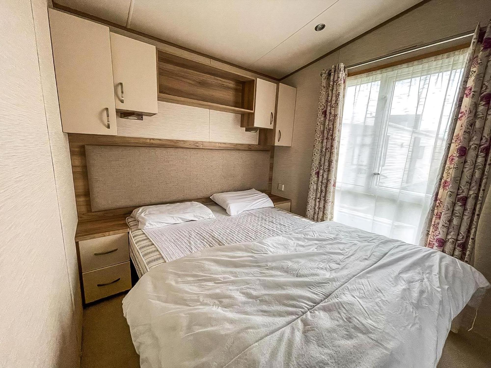Lovely 6 Berth Caravan With Decking And Wifi In Kent, Ref 47017C Hotel Whitstable Exterior photo